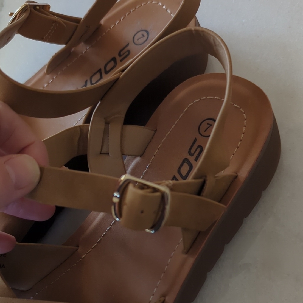 Soda Camel Sandals Size 7 - Picture 5 of 9